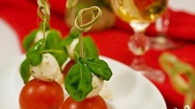 Рецепт Канапе с моцареллой к шампанскому