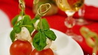 Рецепт Канапе с моцареллой к шампанскому