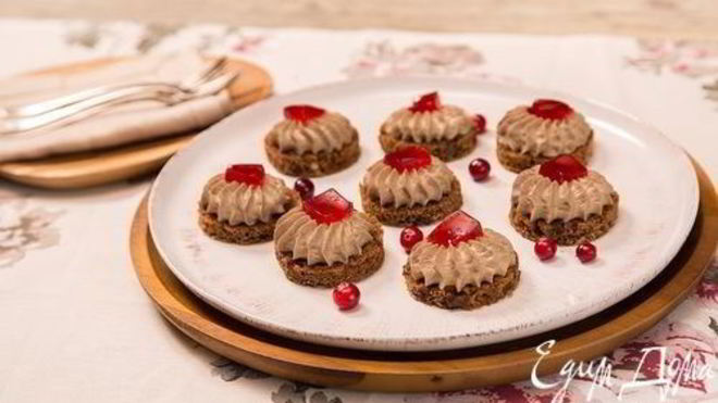 Рецепт Канапе с паштетом из куриной печени и клюквенным соусом