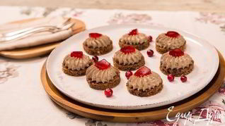 Рецепт Канапе с паштетом из куриной печени и клюквенным соусом