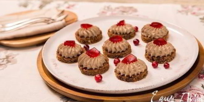 Рецепт канапе с паштетом из куриной печени и клюквенным соусом