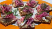Рецепт Канапе с сельдью и красным луком