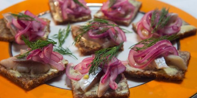Рецепт канапе с сельдью и красным луком