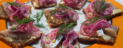 Шаг 2: канапе с сельдью и красным луком