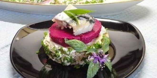 Рецепт канапе с сельдью и муссом из свеклы