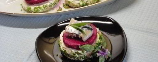 Шаг 3: канапе с сельдью и муссом из свеклы