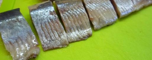 Шаг 4: канапе с сельдью и свекольным песто