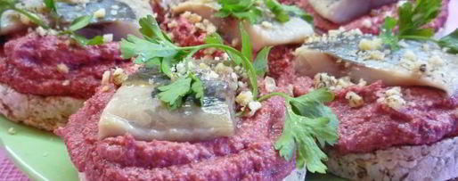 Шаг 7: канапе с сельдью и свекольным песто