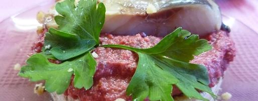 Шаг 8: канапе с сельдью и свекольным песто