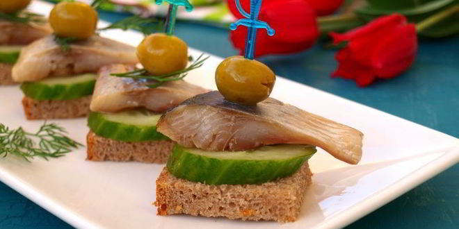 Рецепт канапе с сельдью и свежим огурцом