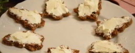 Шаг 1: канапе с семгой и сыром