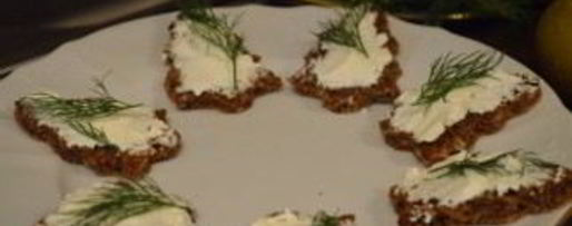 Шаг 2: канапе с семгой и сыром