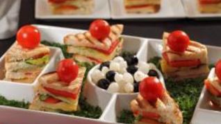 Рецепт Канапе с сыром и помидорами черри