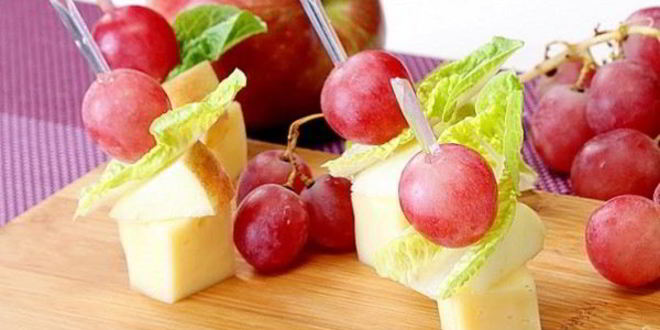 Рецепт канапе с сыром и виноградом