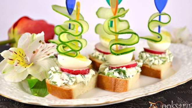 Рецепт Канапе со свежим огурцом, перепелиными яйцами и адыгейским сыром