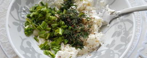 Шаг 2: канапе со свежим огурцом, перепелиными яйцами и адыгейским сыром