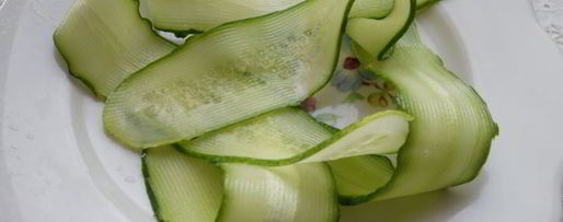 Шаг 4: канапе со свежим огурцом, перепелиными яйцами и адыгейским сыром