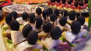 Рецепт Канапе-экспресса с селедкой, огурцом и красным луком