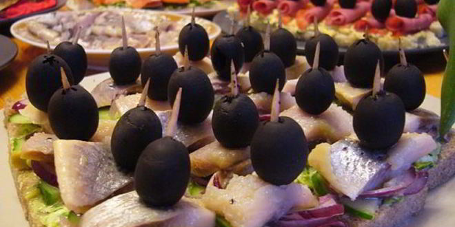 Рецепт канапе-экспресса с селедкой, огурцом и красным луком