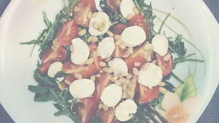 Рецепт Капрезе с рукколой, песто и кедровыми орешками