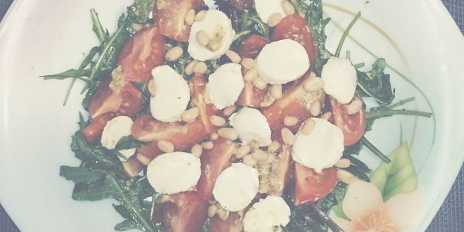 Рецепт капрезе с рукколой, песто и кедровыми орешками