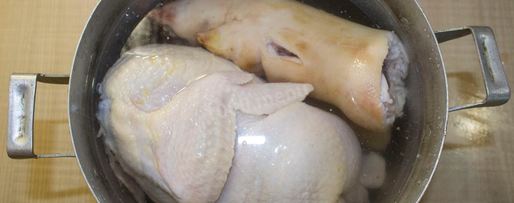 Шаг 2: холодца из курицы и свиных ножек