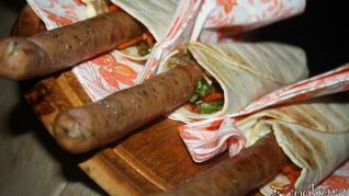 Рецепт Хот-догов в пите с тирольскими колбасками на мангале