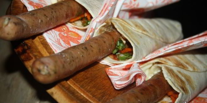 Рецепт хот-догов в пите с тирольскими колбасками на мангале