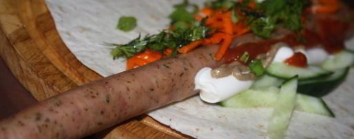 Шаг 3: хот-догов в пите с тирольскими колбасками на мангале