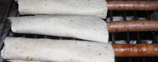 Шаг 4: хот-догов в пите с тирольскими колбасками на мангале