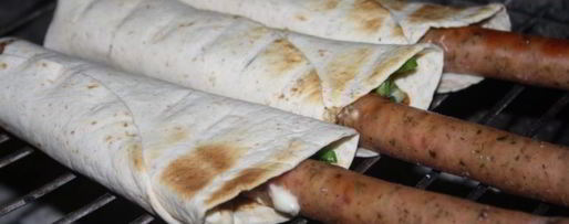 Шаг 5: хот-догов в пите с тирольскими колбасками на мангале