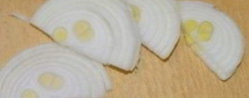 Шаг 4: маринованной сельди с луком