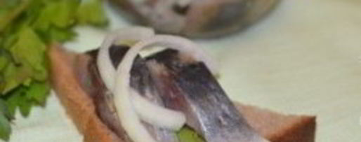 Шаг 7: маринованной сельди с луком