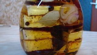 Рецепт Маринованного сыра с белой плесенью по-чешски