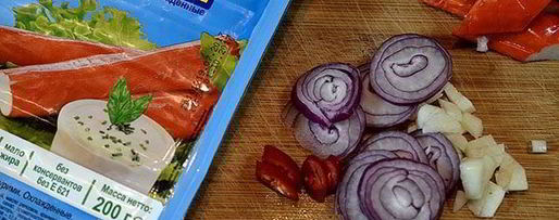 Шаг 1: маринованных крабовых палочек