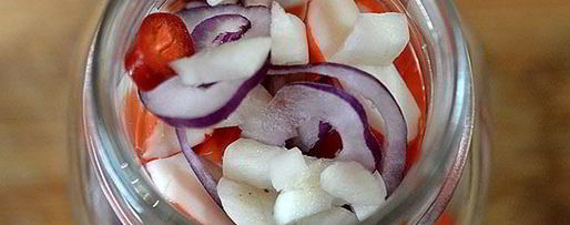 Шаг 2: маринованных крабовых палочек