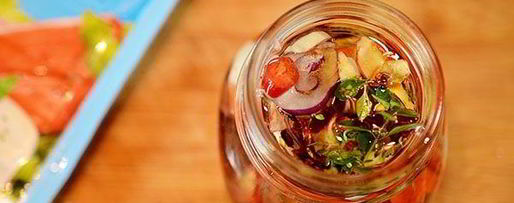 Шаг 4: маринованных крабовых палочек