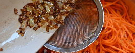 Шаг 6: корейской моркови с луком