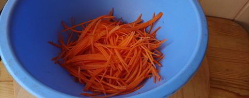 Шаг 1: моркови по-корейски с огурцом