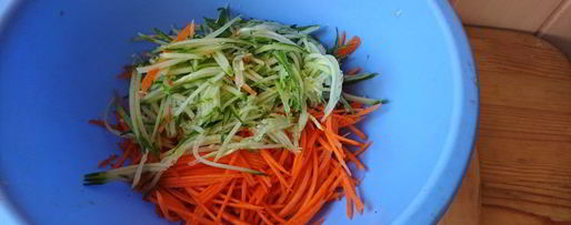 Шаг 2: моркови по-корейски с огурцом