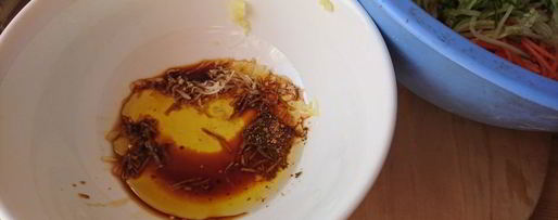 Шаг 3: моркови по-корейски с огурцом