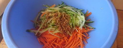 Шаг 4: моркови по-корейски с огурцом