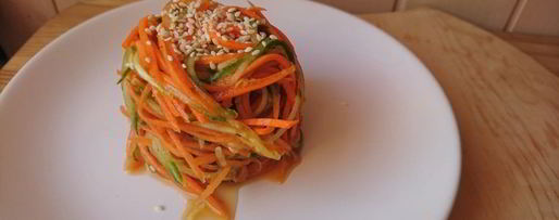 Шаг 5: моркови по-корейски с огурцом