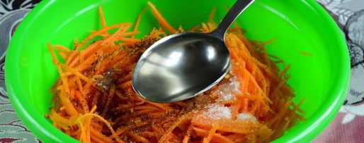 Шаг 4: моркови по-корейски с приправой