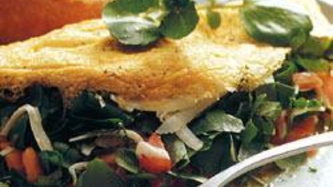 Рецепт Французского омлета с кресс-салатом, сыром грюйер и помидорами