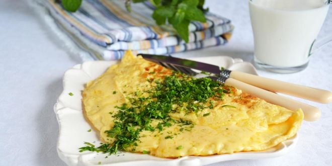 Рецепт французского омлета с начинкой из сыра и зеленью