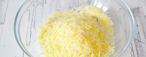 Шаг 2: французского омлета с начинкой из сыра и зеленью