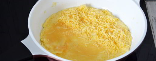 Шаг 7: французского омлета с начинкой из сыра и зеленью