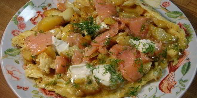 Рецепт испанского омлета с картофелем, семгой и укропом