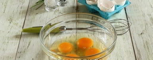 Шаг 2: омлета на сметане на сковороде